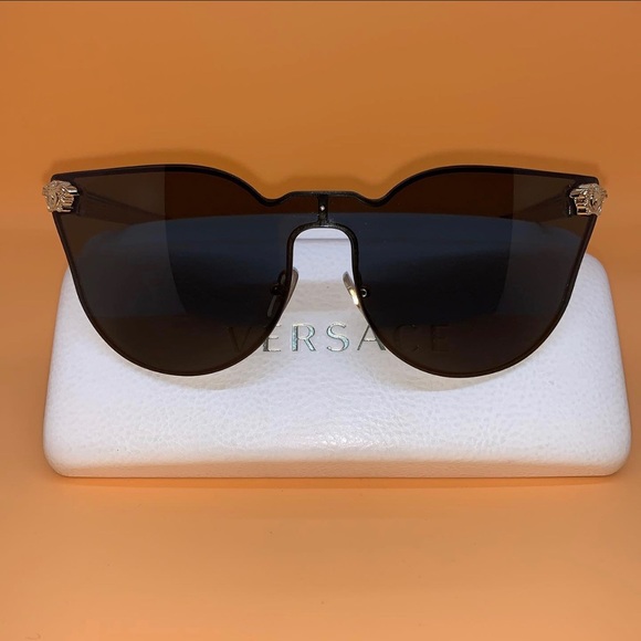Versace Accessories - Versace Sunglasses 🕶